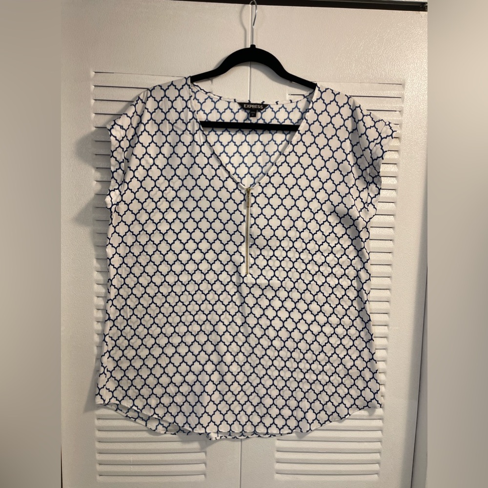 Express Zipper Short Sleeve Shirt - Quatrefoil Pattern
